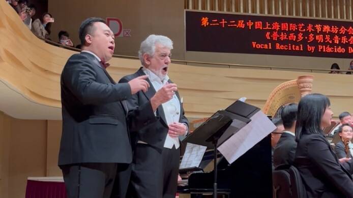 高潮迭起！世界著名男高音歌唱家普拉西多·多明戈在潍坊音乐会现场学唱《康定情歌》
