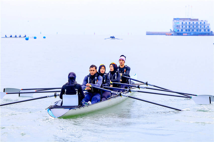 上演海上“速度与激情”！​2023亚洲海岸赛艇大师赛在青岛西海岸新区开赛