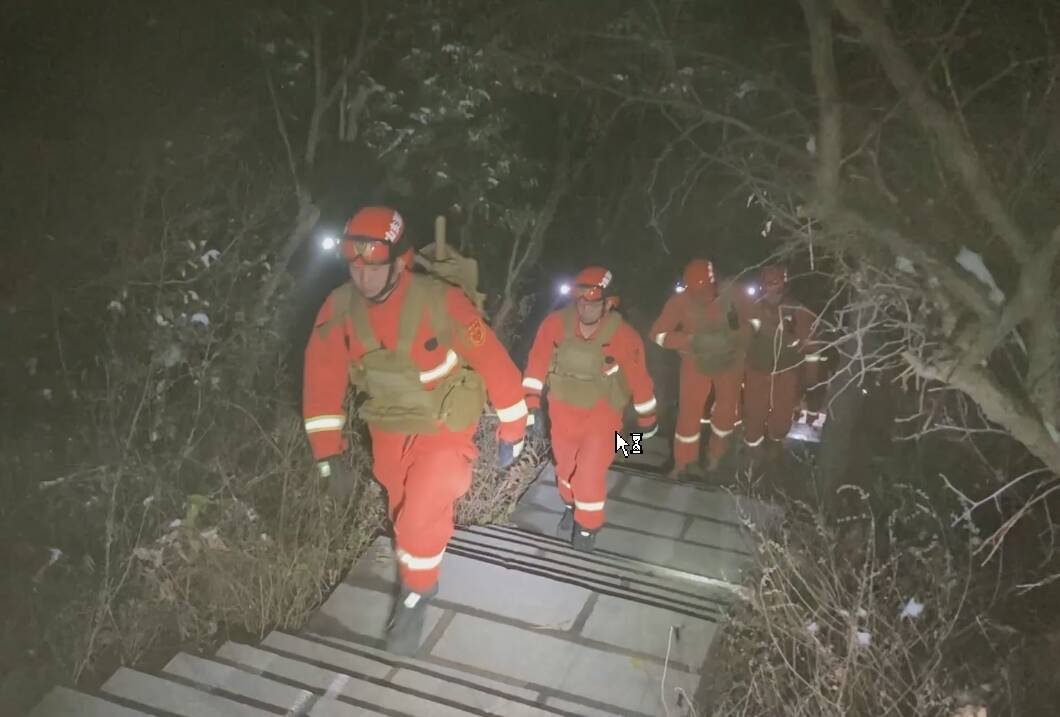 邹平男子山中迷路寻求帮助 消防护送下山