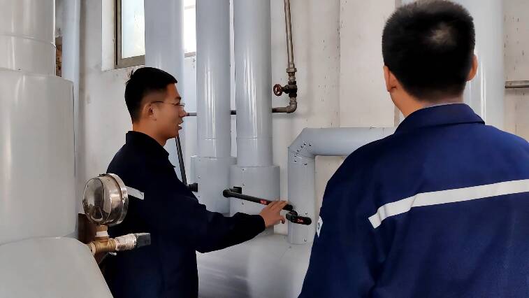 达标供暖首日 潍坊中心城区450多名专业维修人员护航“暖流”入户