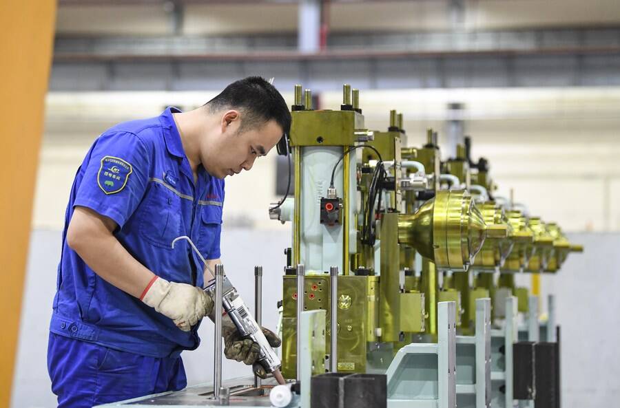 Reasons why more young Chinese graduates opt for manufacturing jobs