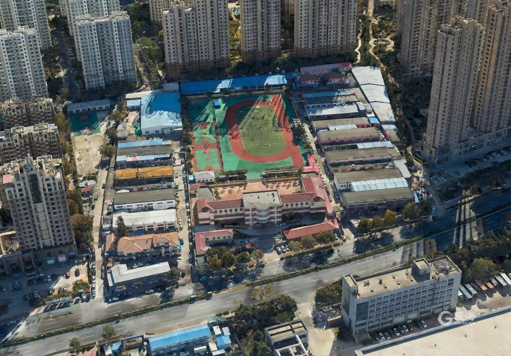 19日下午,记者来到正在紧张施工的浮山学校,这里地处同兴路以北,辽阳