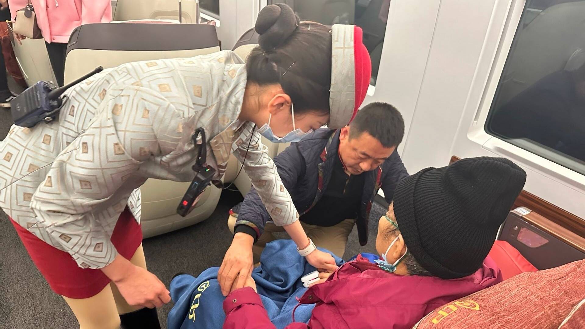 暖心！七旬老人发病几近昏迷，青岛客运段列车长热心救助