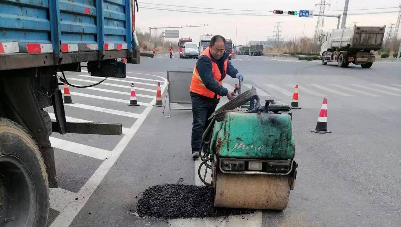 庆云公路分中心开展路面坑槽挖补作业
