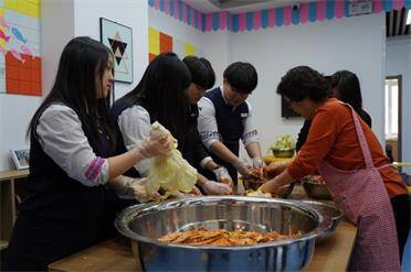 中韩友人文化交流 携手共做辣白菜
