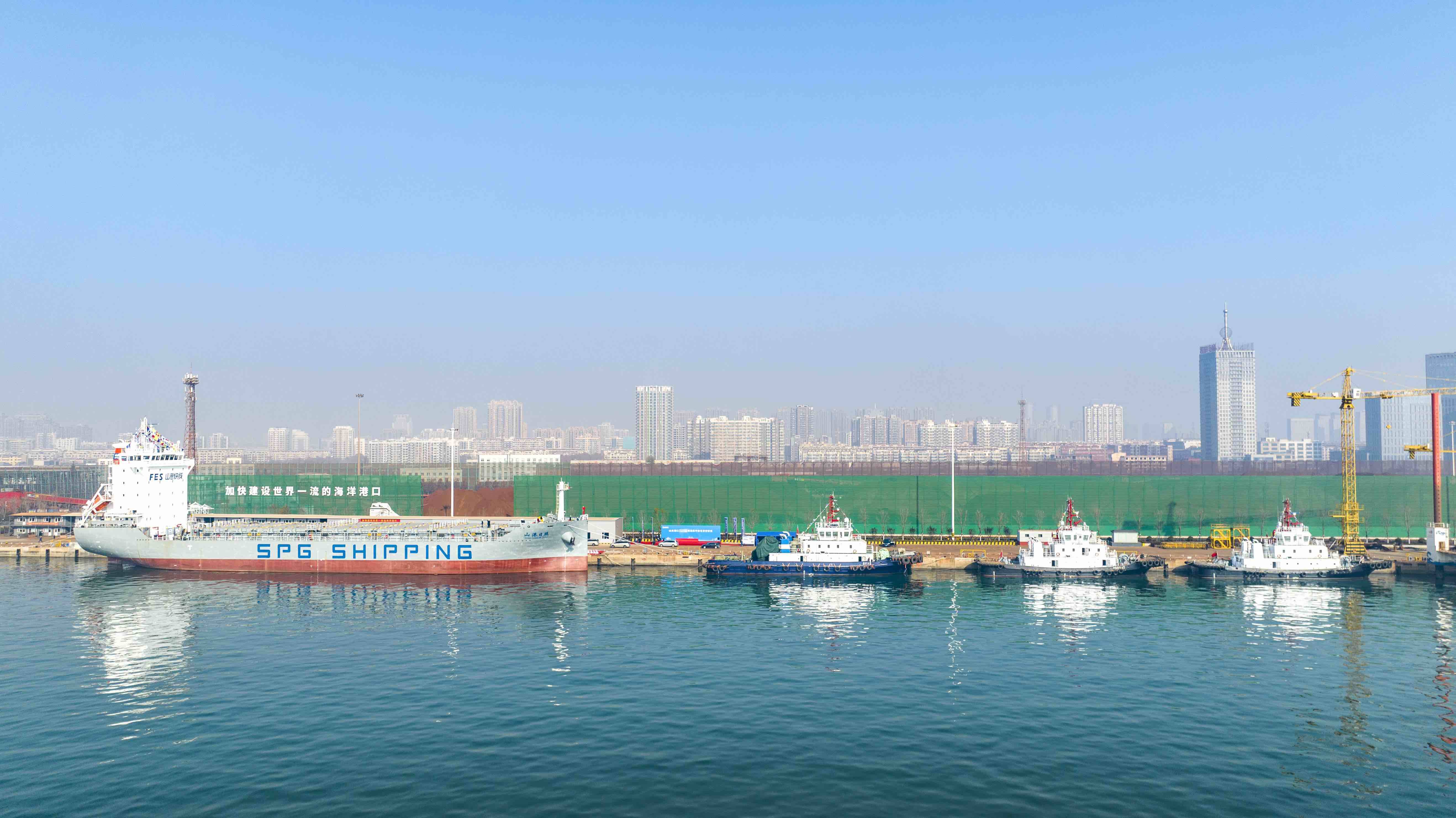 山东港口四艘自建新船在日照集中命名交付