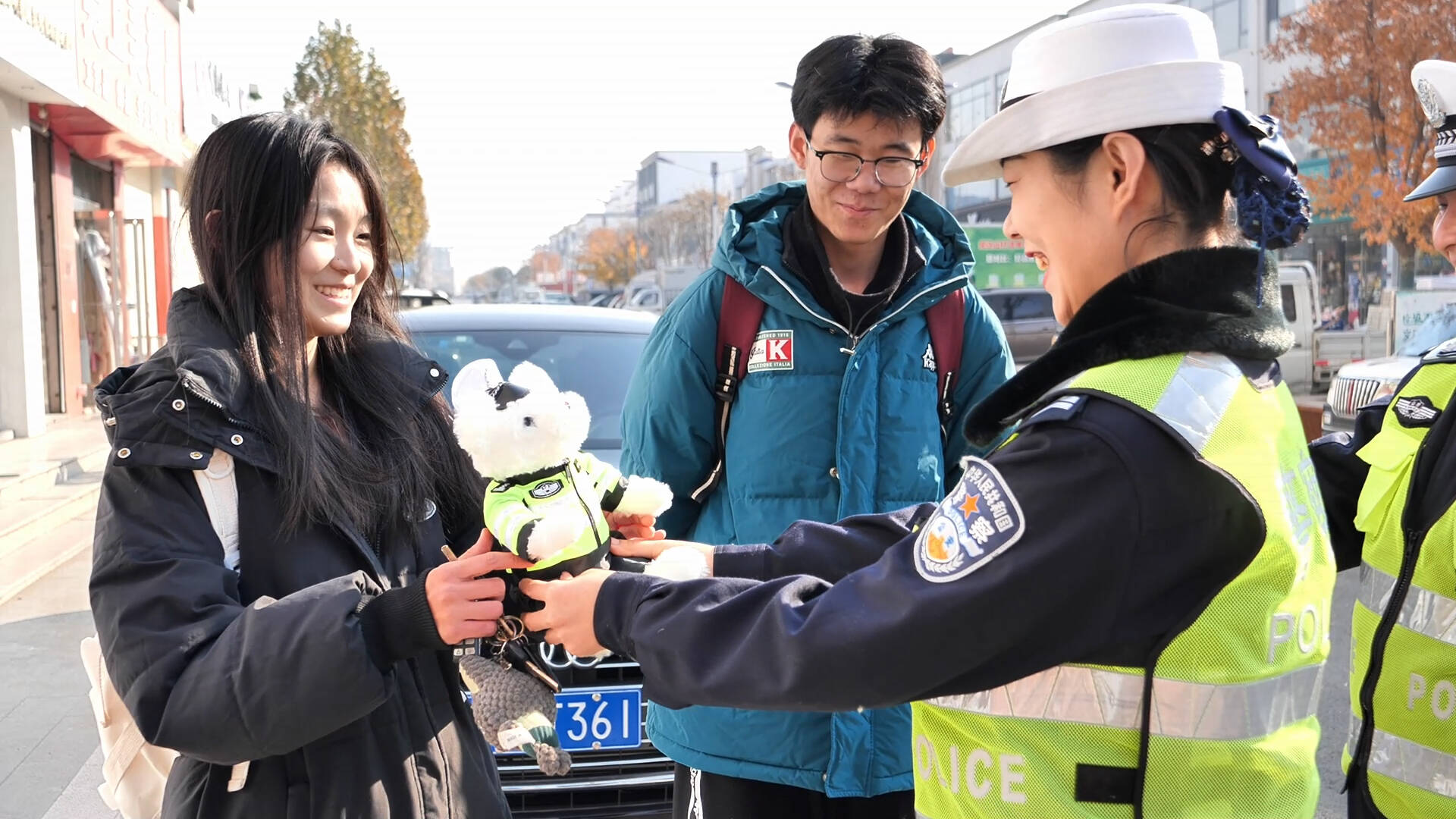 枣庄山亭交通安全宣传出新招 答对问题奖交警“小熊”