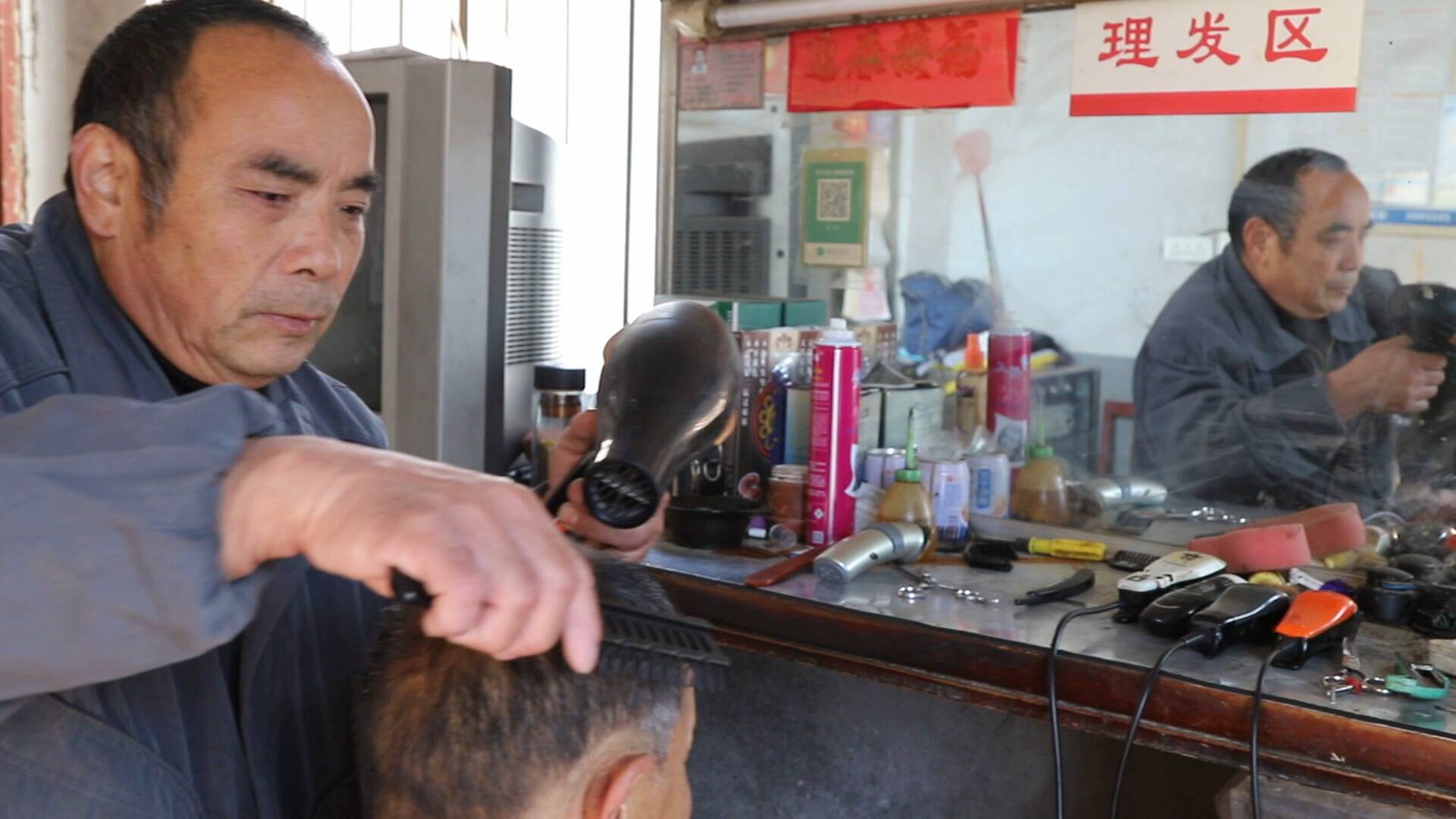 “只要还能维持住生活，我一般不会提价” 农村理发师坚持低价37年回报乡亲
