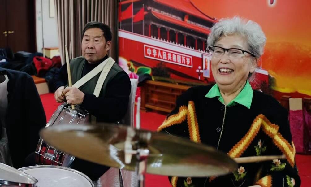 90岁的架子鼓手 80岁的主唱 济南这个“爱乐团”不一Young
