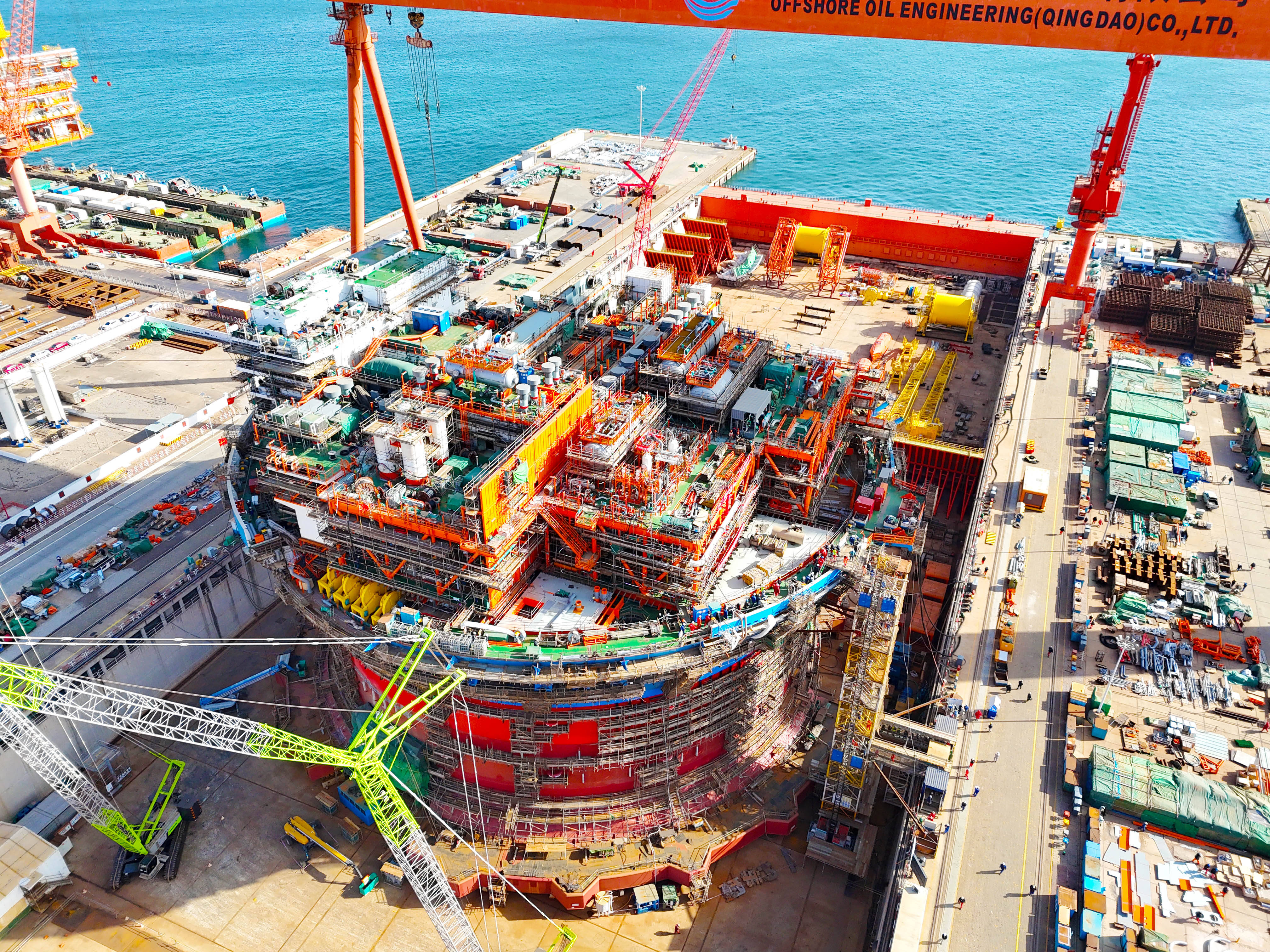 亚洲首艘新型“海上油气加工厂”在青岛完成主体建造