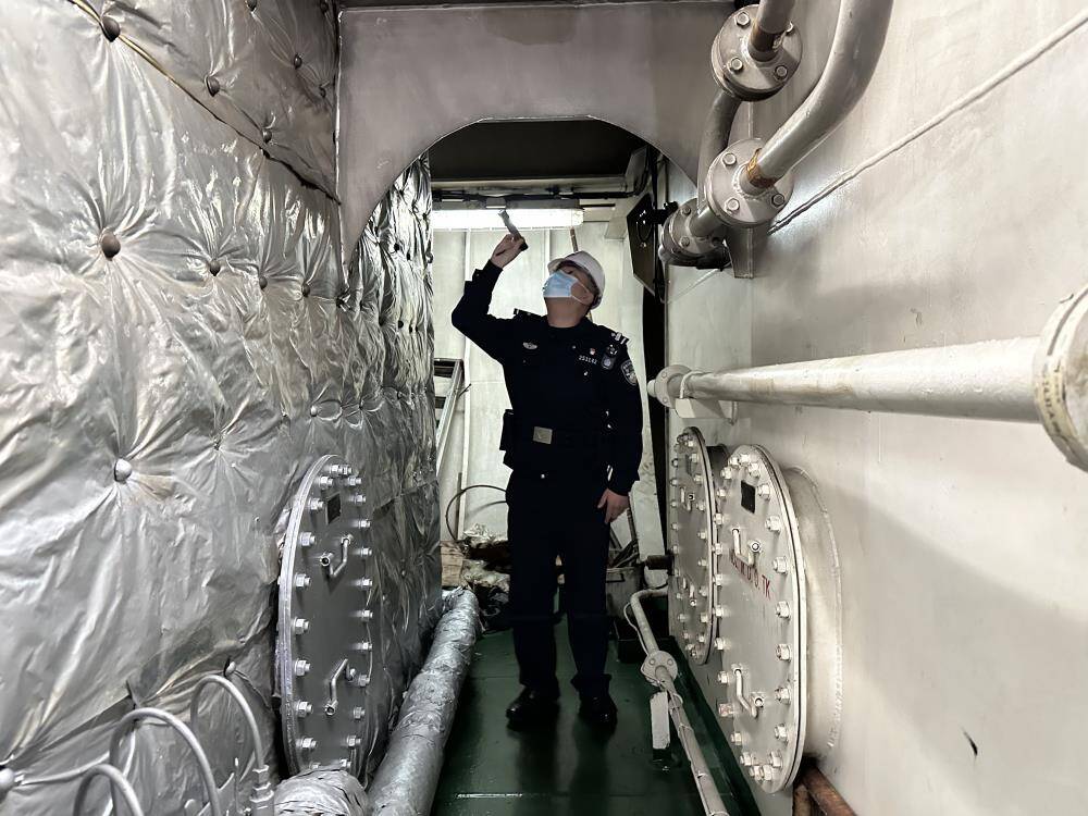 威海边检站优质服务“一带一路”重型油气化工容器运输船舶出境