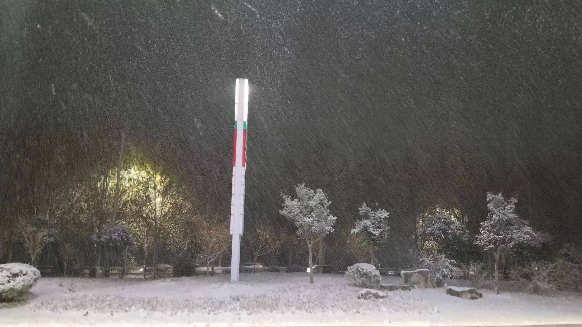 濱州發布道路結冰黃色預警 凌晨環衛機械車開啟掃雪破冰模式