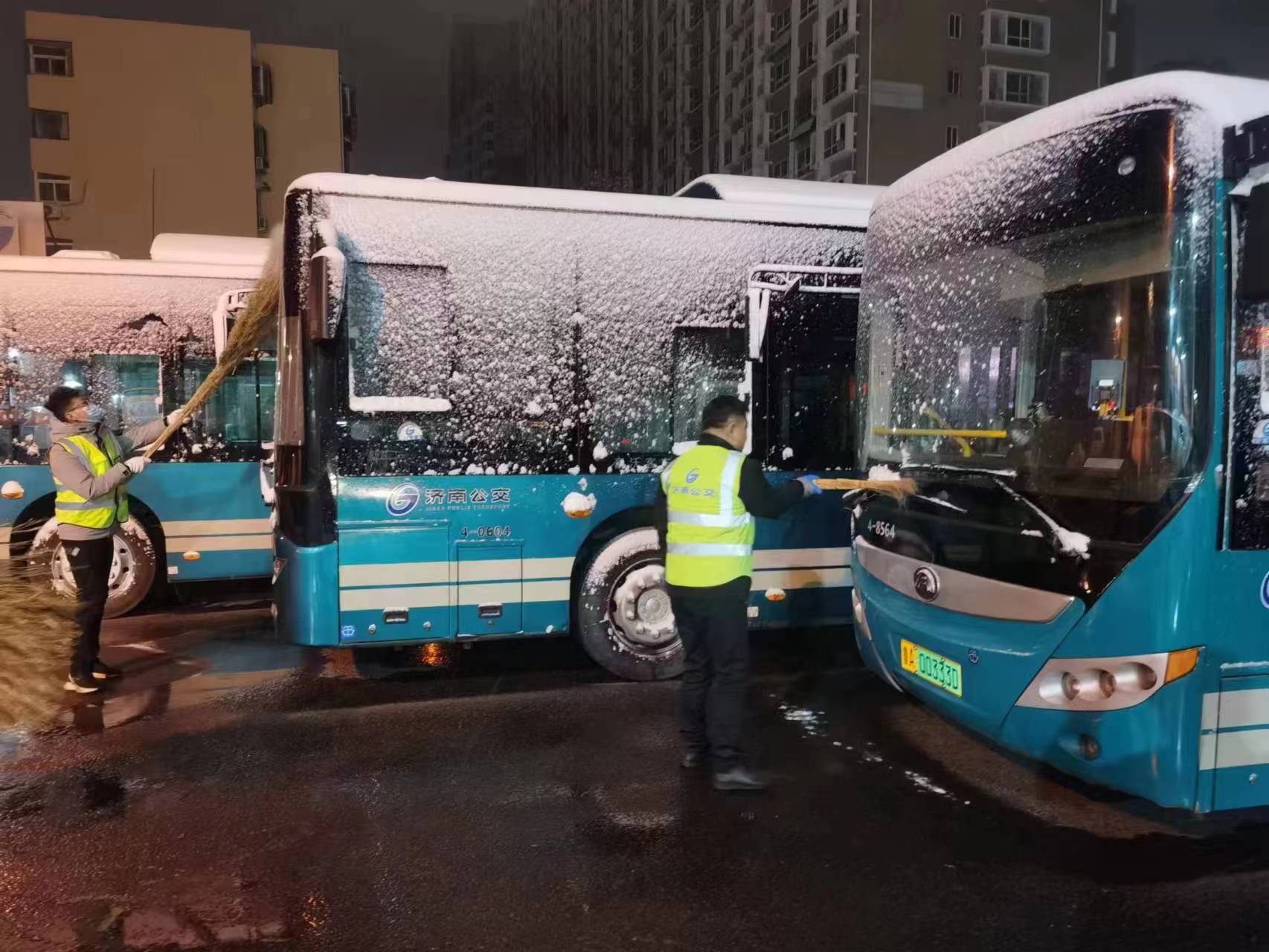 凌晨值守站点、清理积雪……济南公交全力保障市民乘客低温雨雪天气正常出行