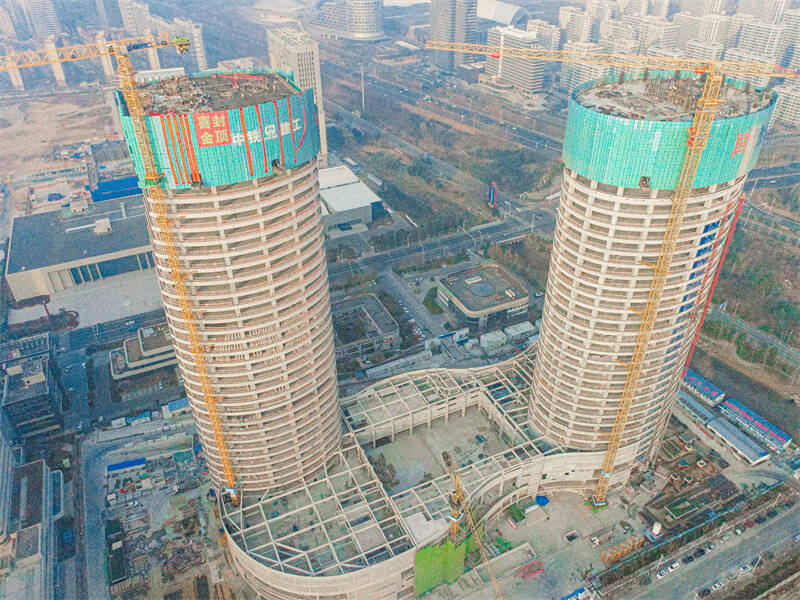青岛西海岸第一高楼最新进展 融发大厦项目B塔主体封顶