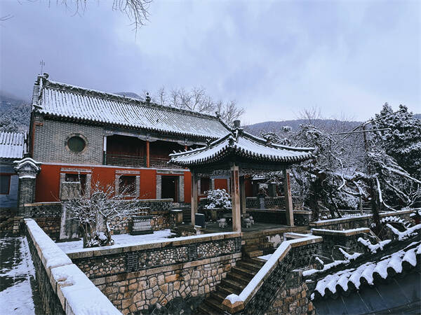 雪落普照寺 古刹上“雪妆”