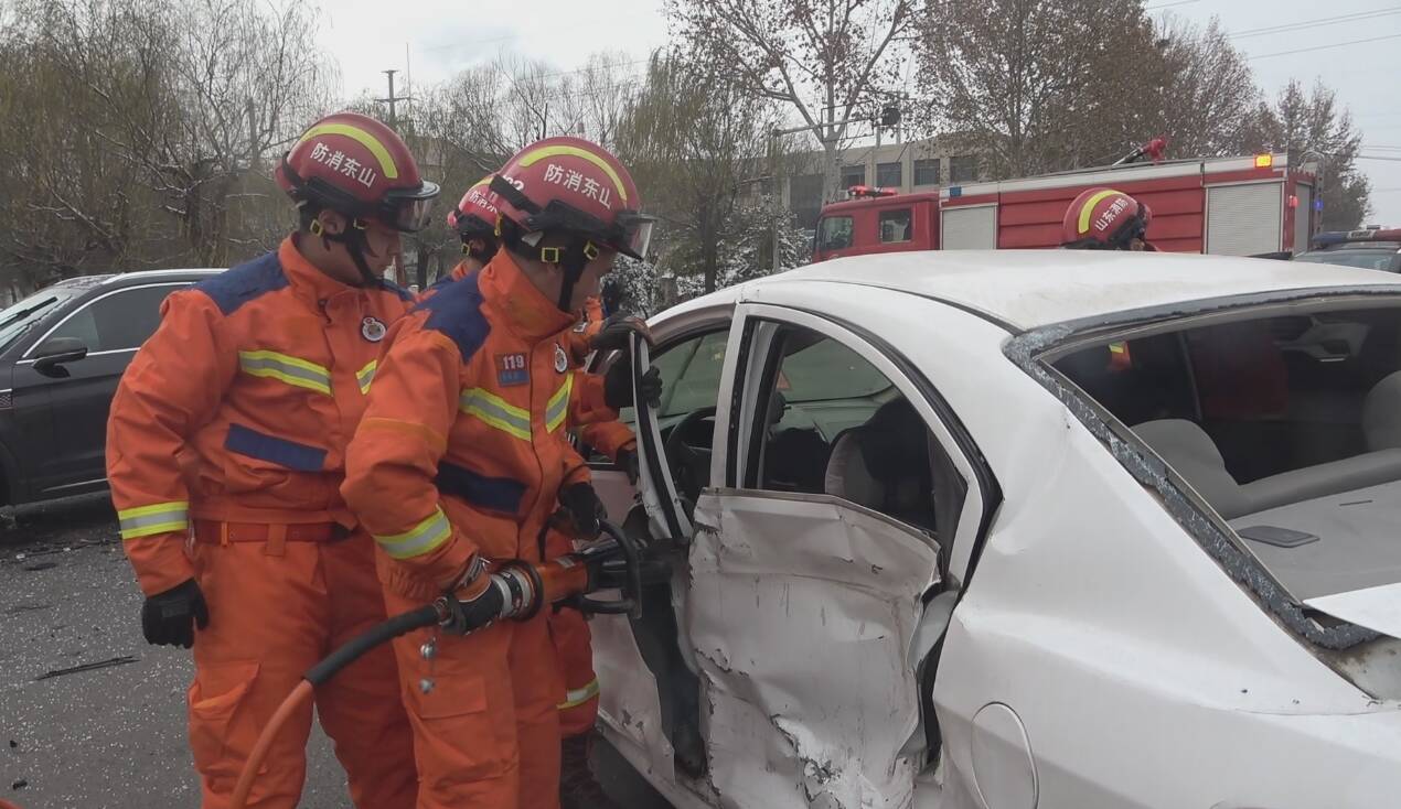 鄒平：兩車相撞致車身破損 兩名人員被困車中