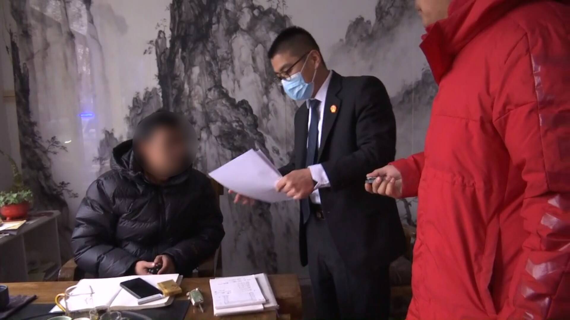 “亮”劍行動丨臨沂蘭山：“老賴”拒不履行調解結果，在店中喝茶被拘傳