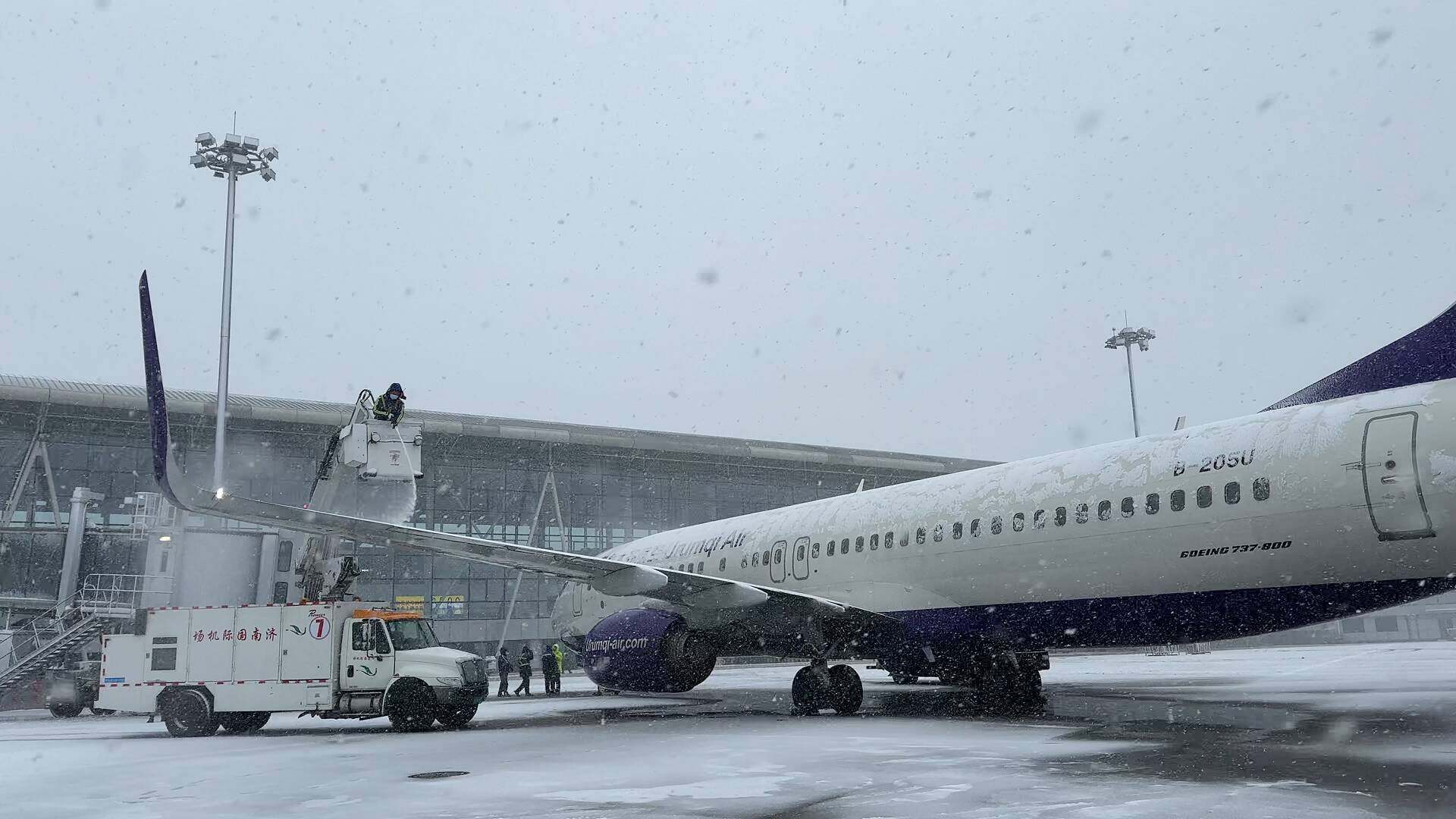 设备巡检、航空器除冰、航班计划调整……济南机场全力做好特殊天气预案 平稳有序运行