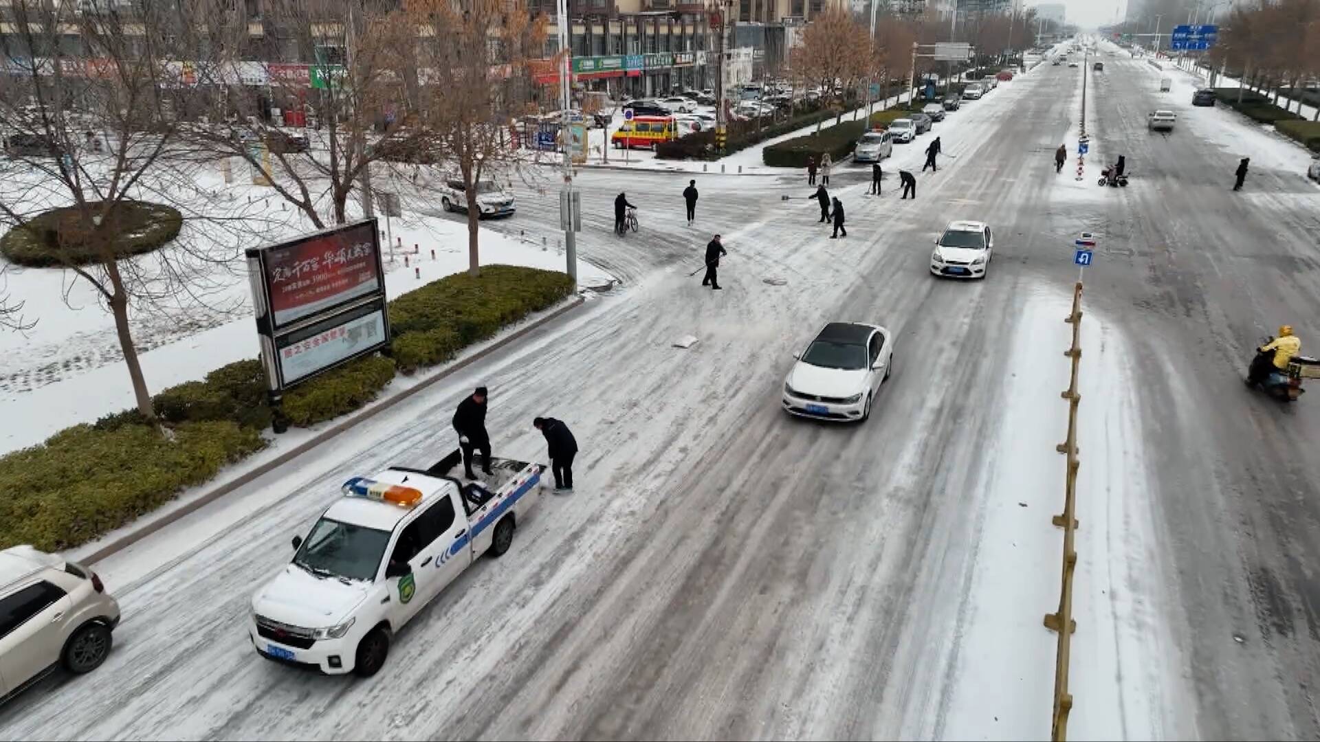 菏澤定陶多部門以雪為令齊行動除雪鏟冰保暢通