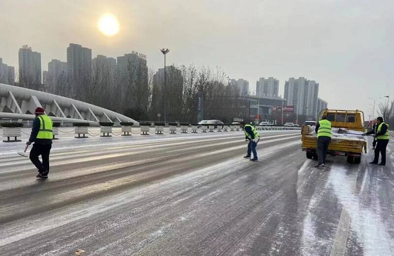 济宁：全力应对冰雪天气 保障市民出行安全