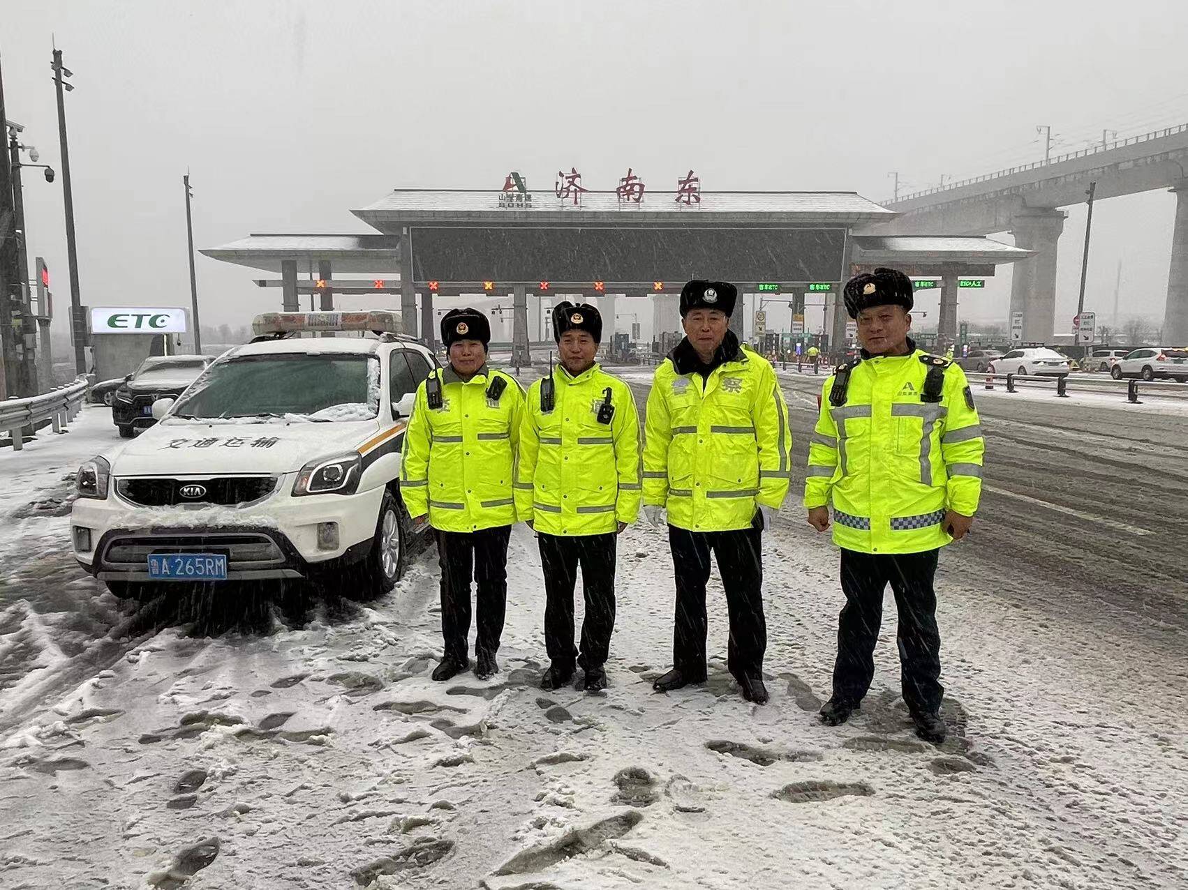 全员在岗战风雪 济南市交通运输系统全力应对寒潮雨雪天气