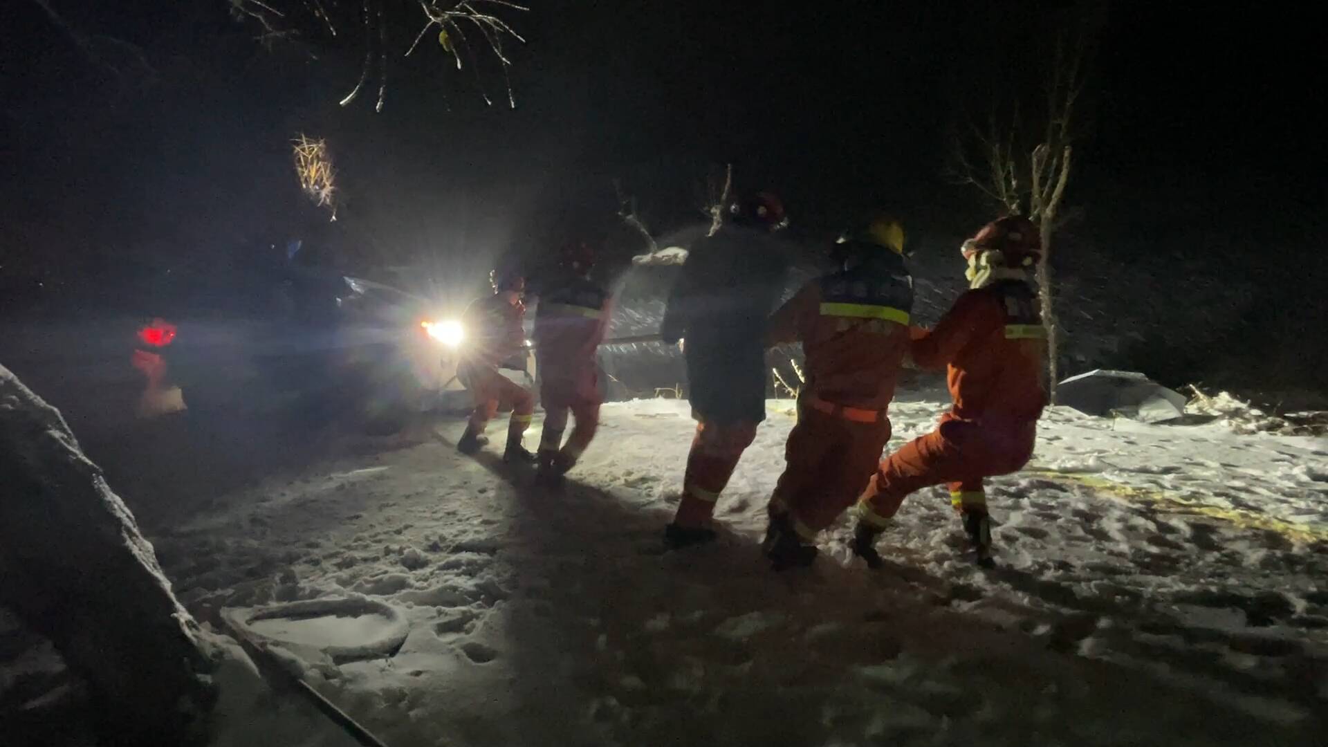 暴雪车辆打滑掉入排水沟 淄博消防仅用10分钟成功营救