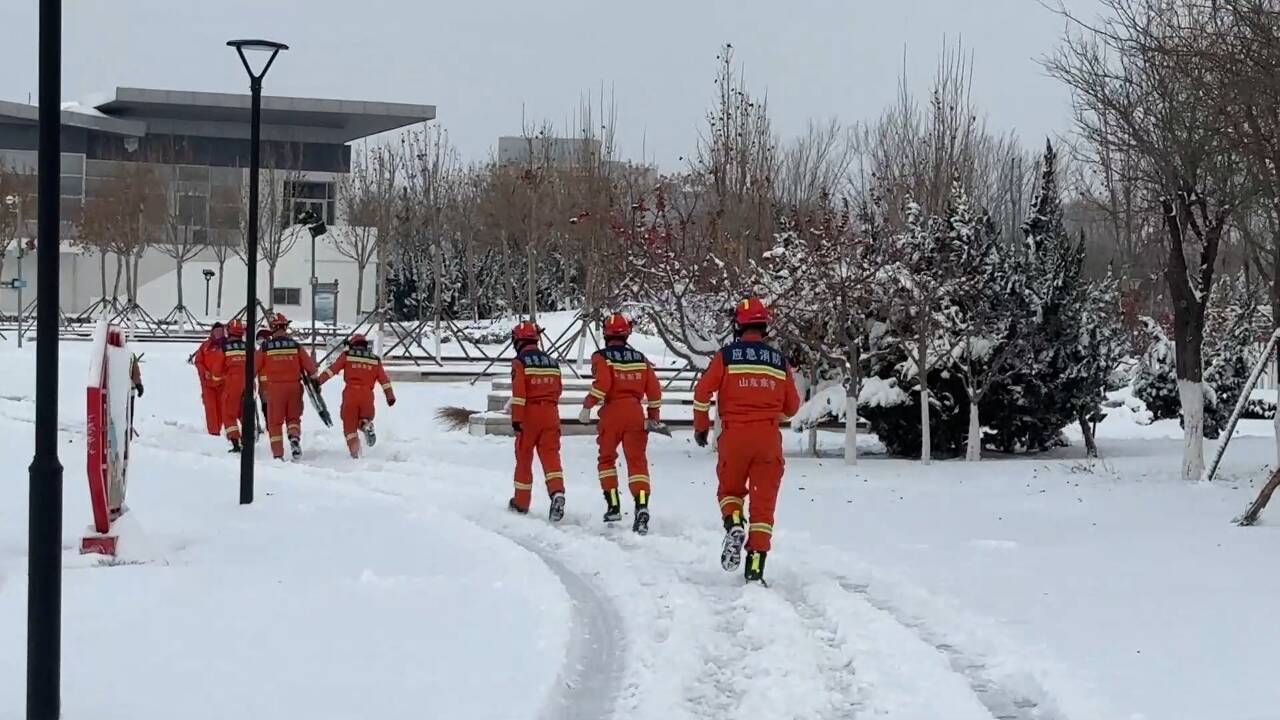 东营市河口区：环卫工人雪天被困 消防员合力将其送医