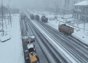 荣成市以雪为令 各部门昼夜清雪 保障道路安全畅通