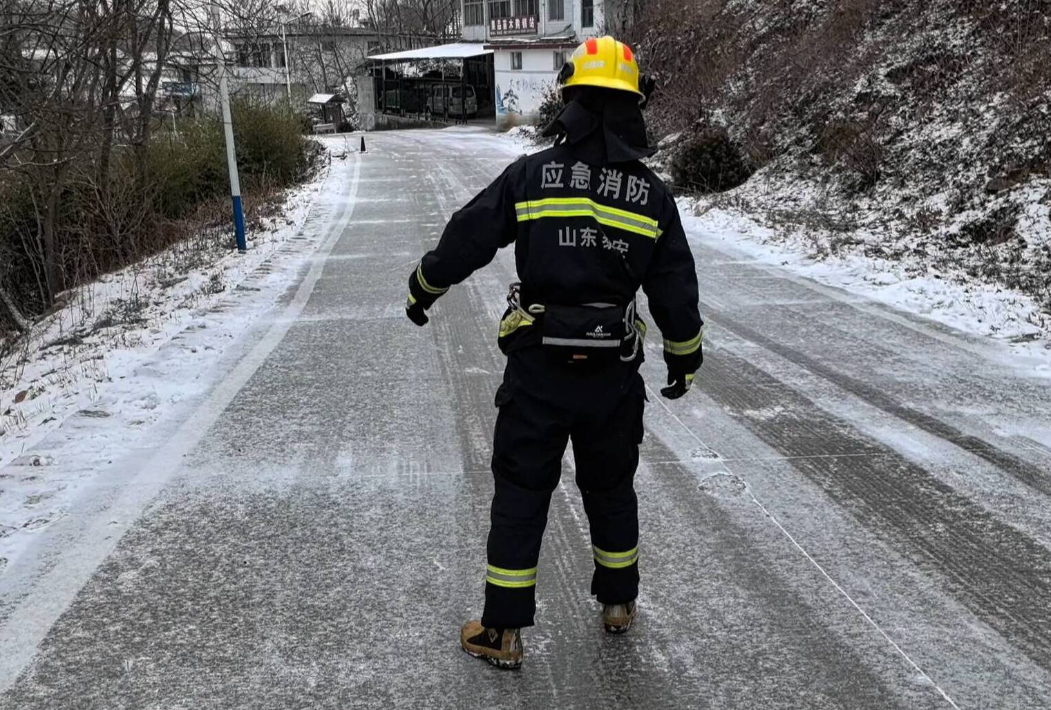 山东泰安：低温雨雪山路结冰，消防员寒潮中为你守护