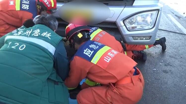 濱州：雪天打滑電動車卷入貨車車底 消防緊急救援