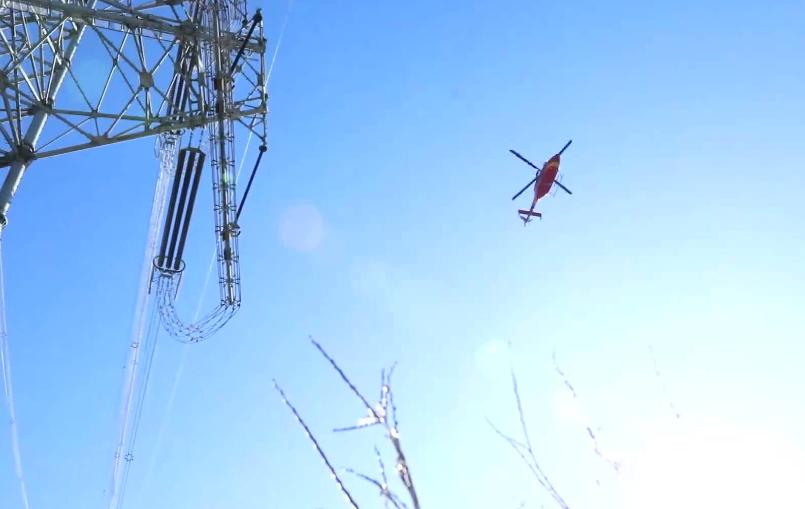 700米高空“破冰”！山东首次运用直升机开展特高压输电线路救灾抢险
