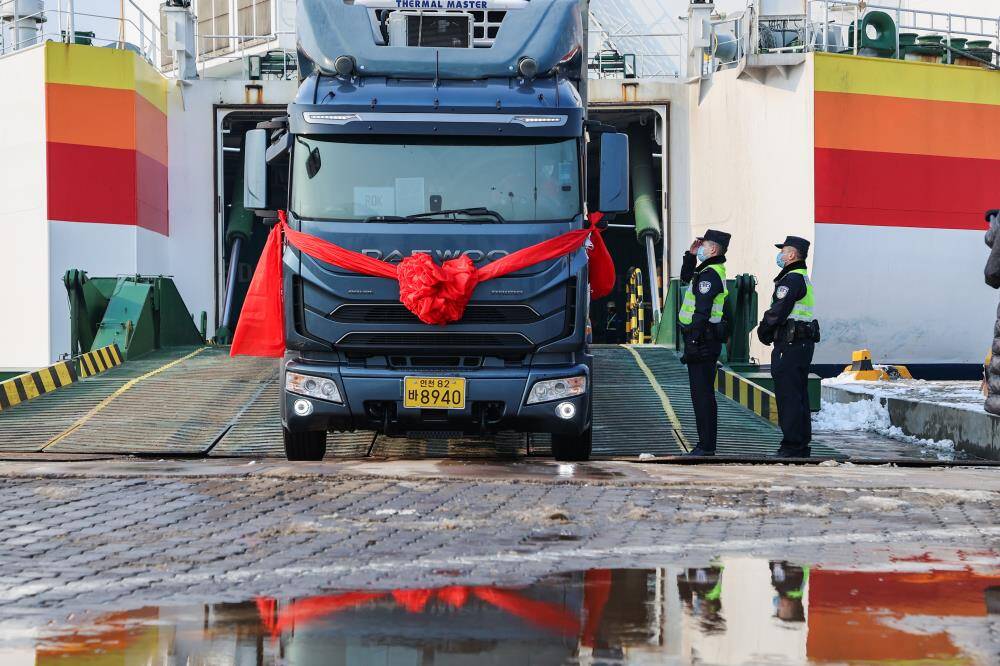 威海：首辆“中韩多式联运整车运输项目”货车入境 出入境边防检查模式全国首创