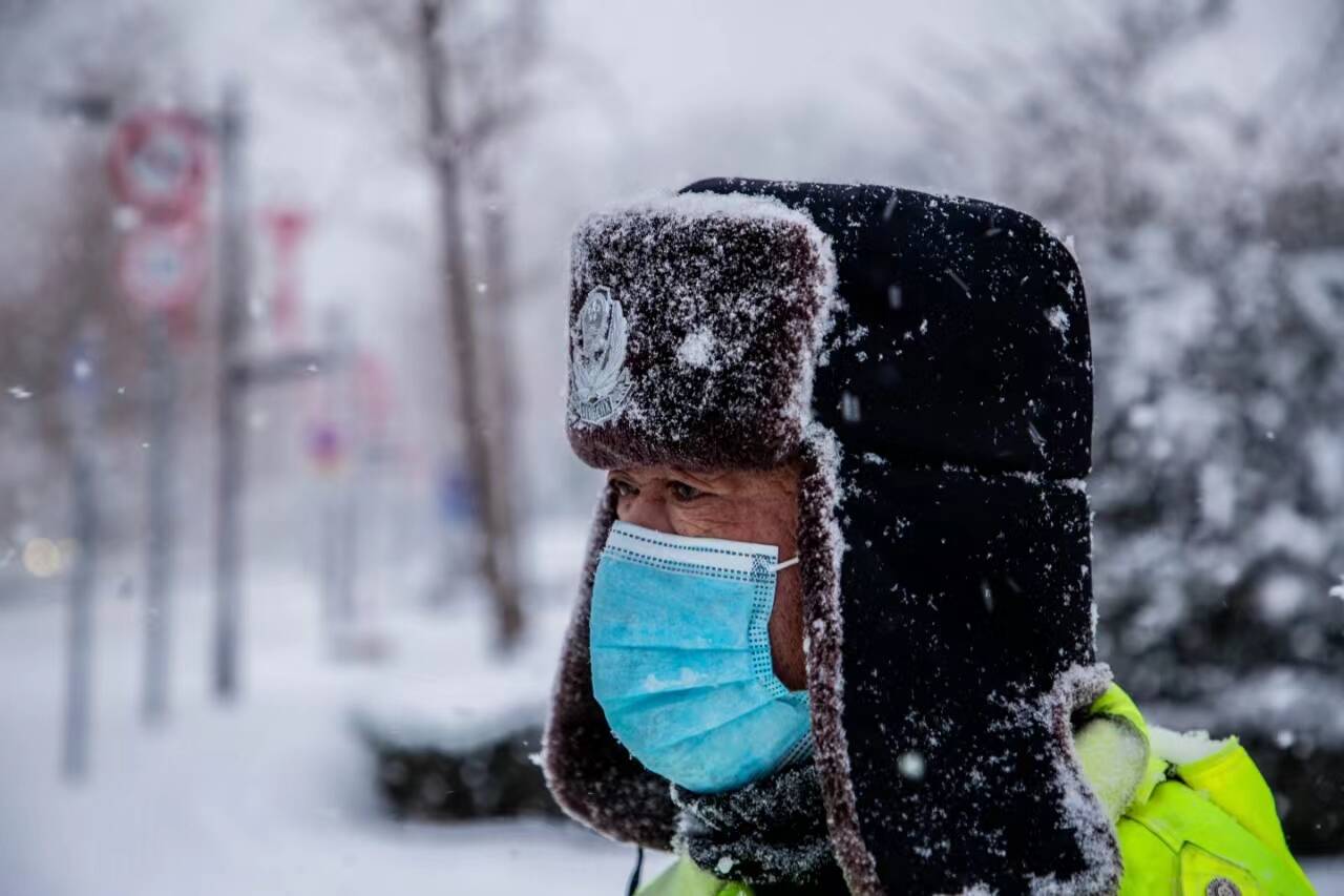 风雪中的交警图片