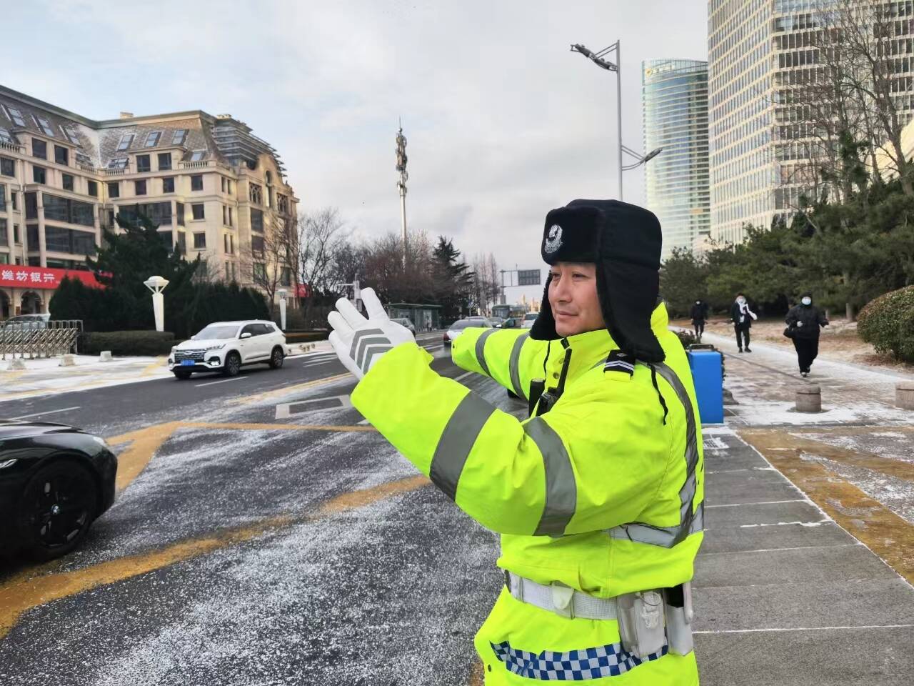 风雪中的交警图片