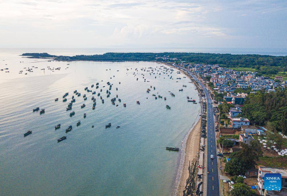 Coastal highway for sightseeing opens in S China's Hainan
