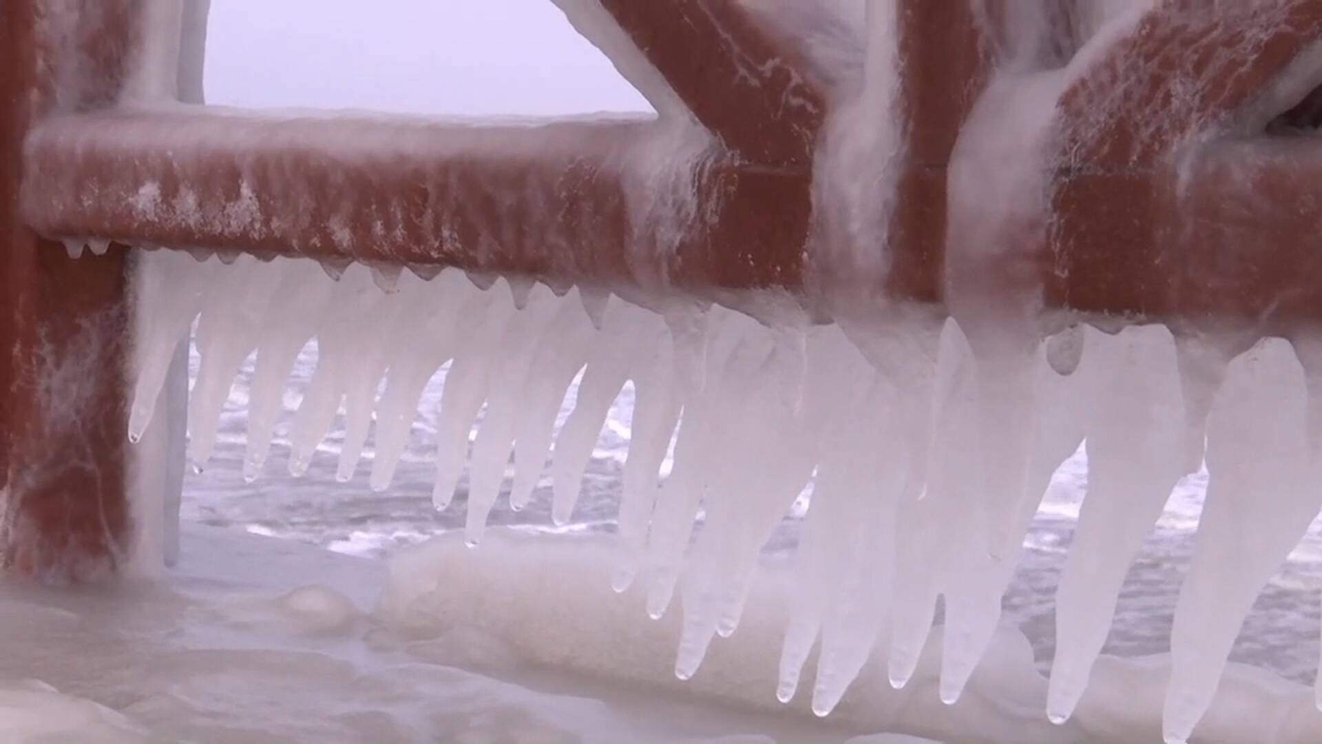 寒潮来袭！闪电新闻记者带你打卡威海冬日限定“冰河世纪”  看别样冰凌