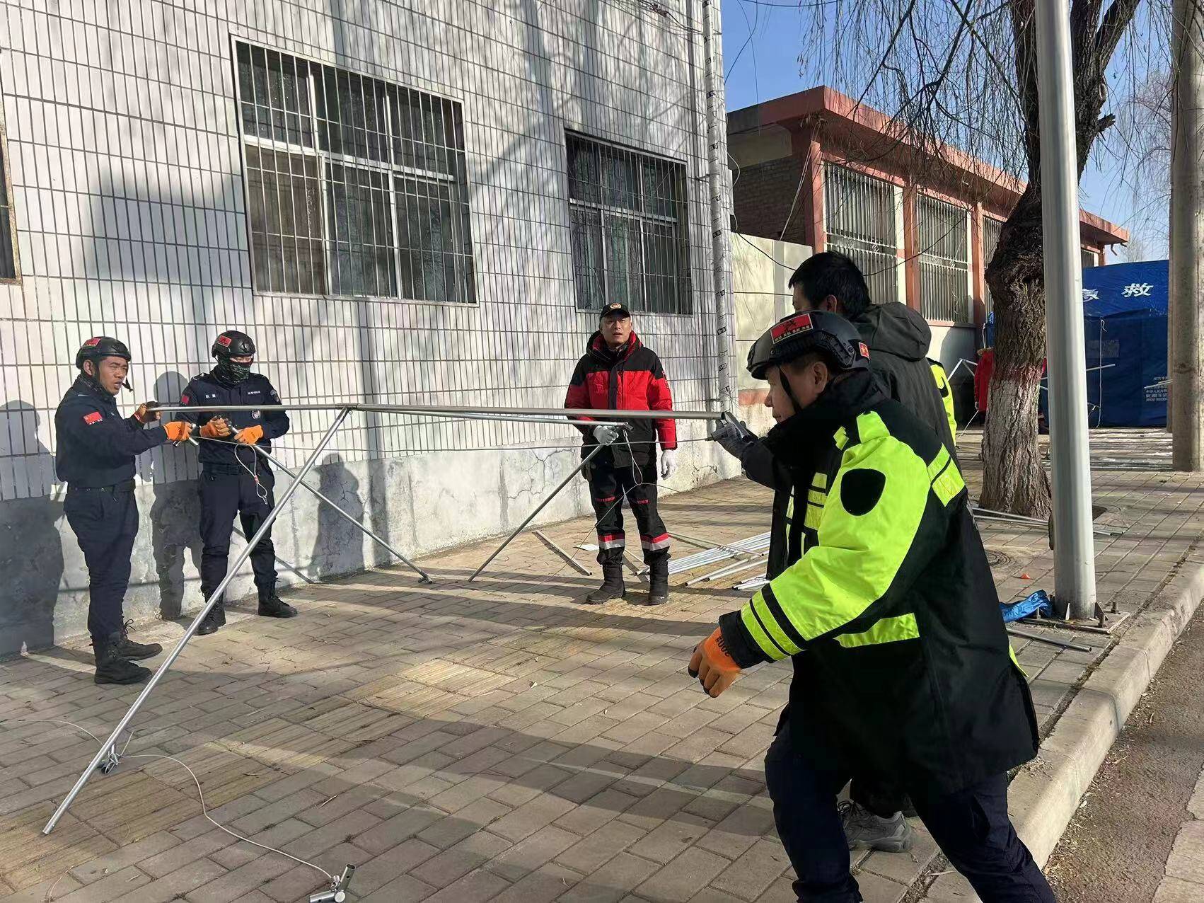 濱州陽信7名戰(zhàn)盾救援隊(duì)員已抵達(dá)甘肅震區(qū) 正為村民搭建帳篷