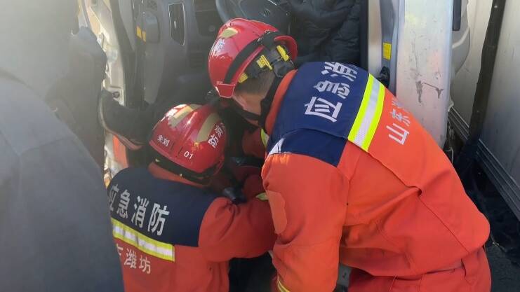 昌乐：货车追尾人员被困 消防员火速救援