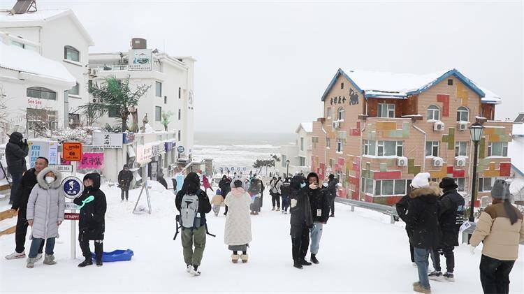 冬季旅游火热 大批游客涌入威海感受雪与海的浪漫