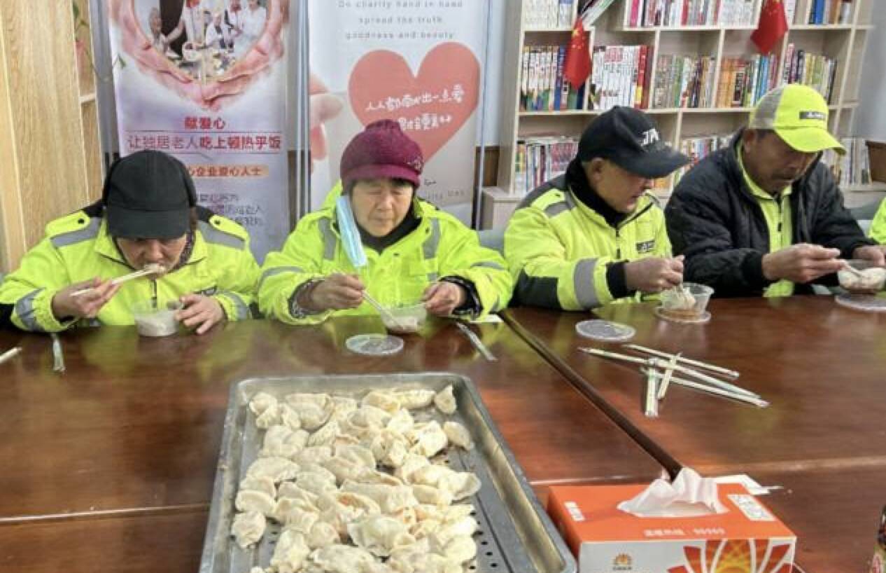 “情系环卫工，冬至送温暖”  济南“城市美容师”吃上热水饺