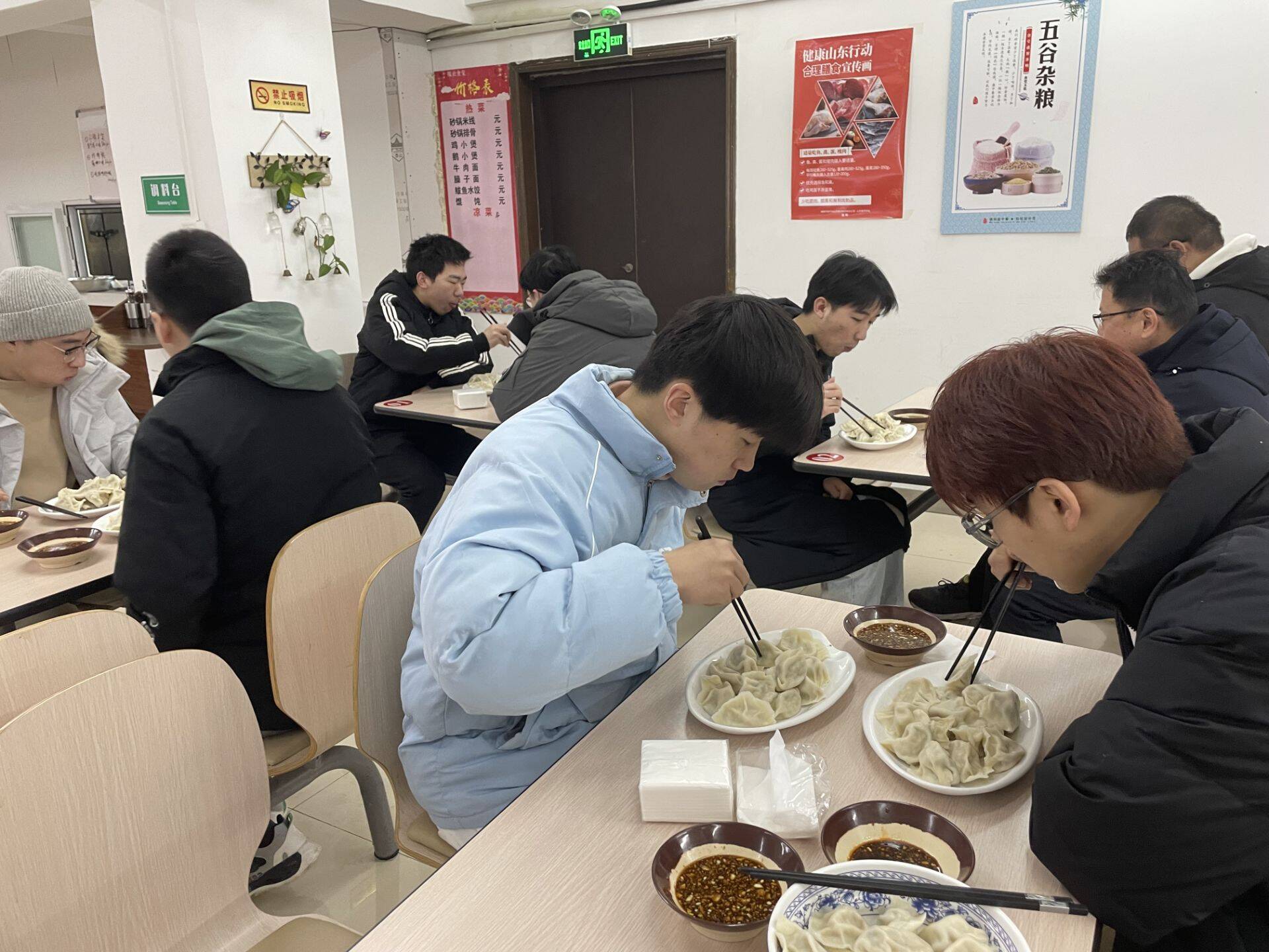 闪电号>校园>滨州医学院>"姜汤一碗,寒意驱散"在食堂大厅,膳食服务