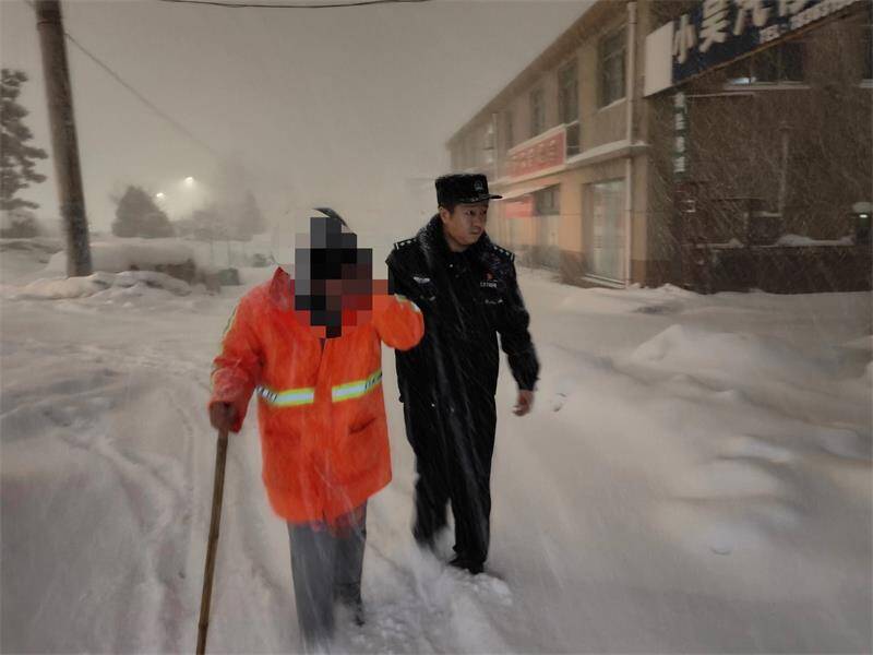 威海：警灯闪耀雪夜 民警连续救助两名走失老人