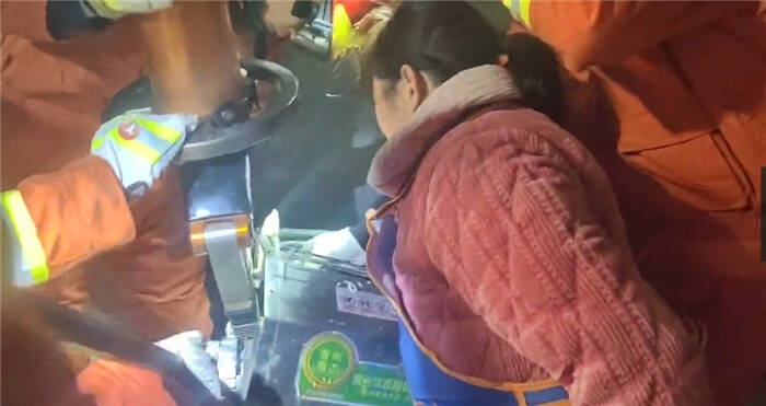 惊险！潍坊一女子被压面机夹手 消防紧急救援