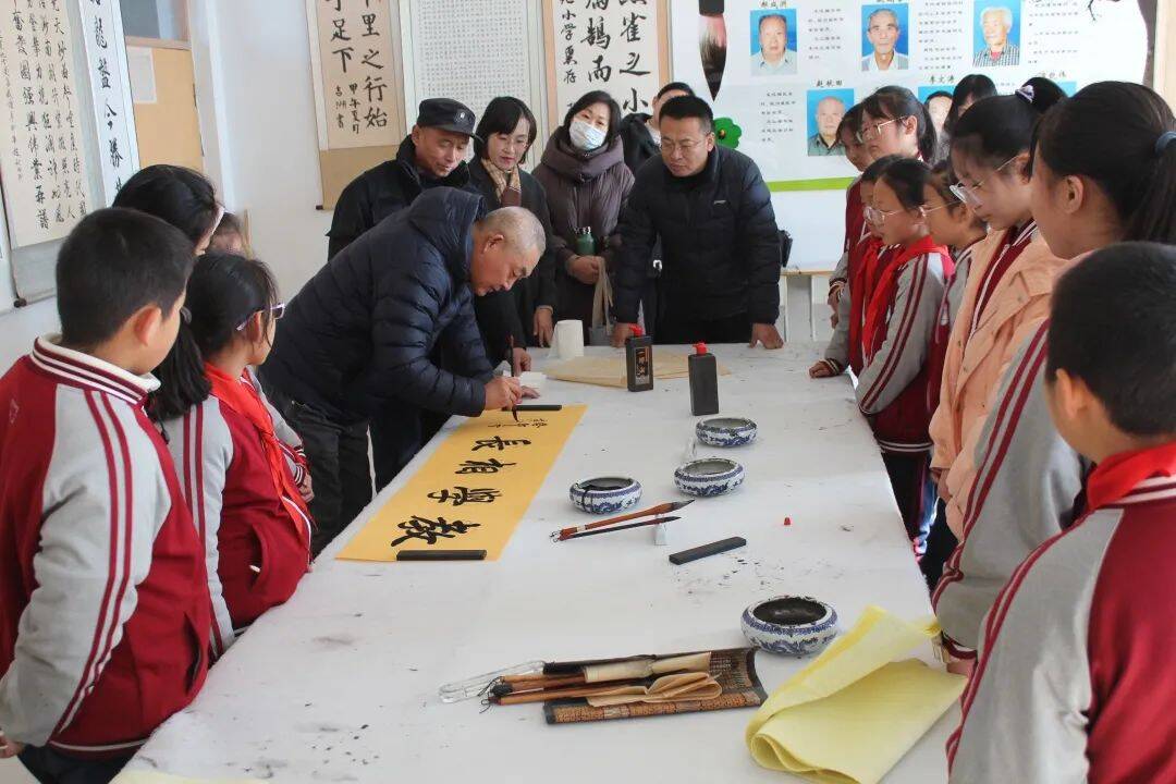 昌邑：书法名家进校园 翰墨飘香润心田