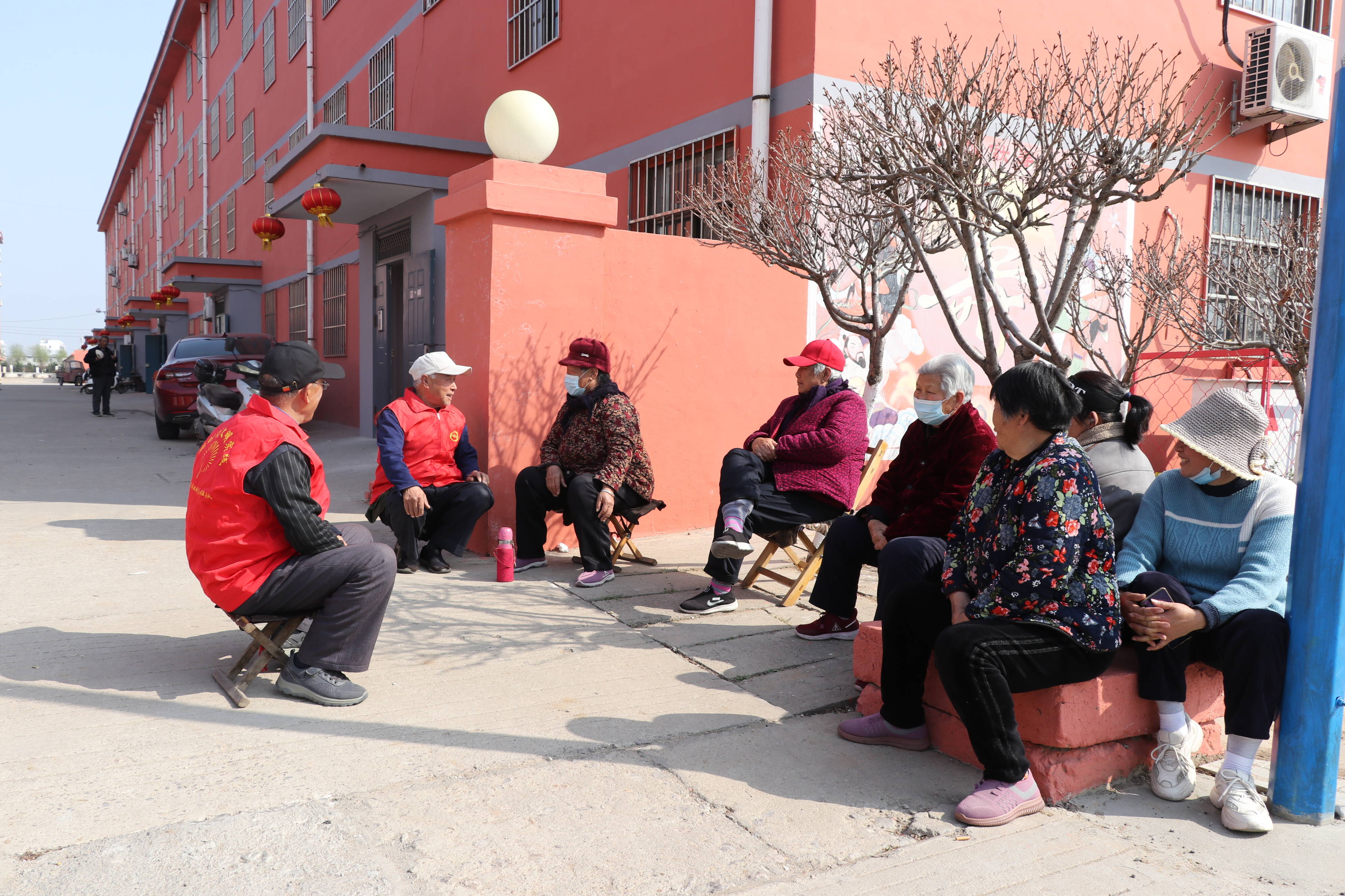 村头大妈唠嗑图片图片