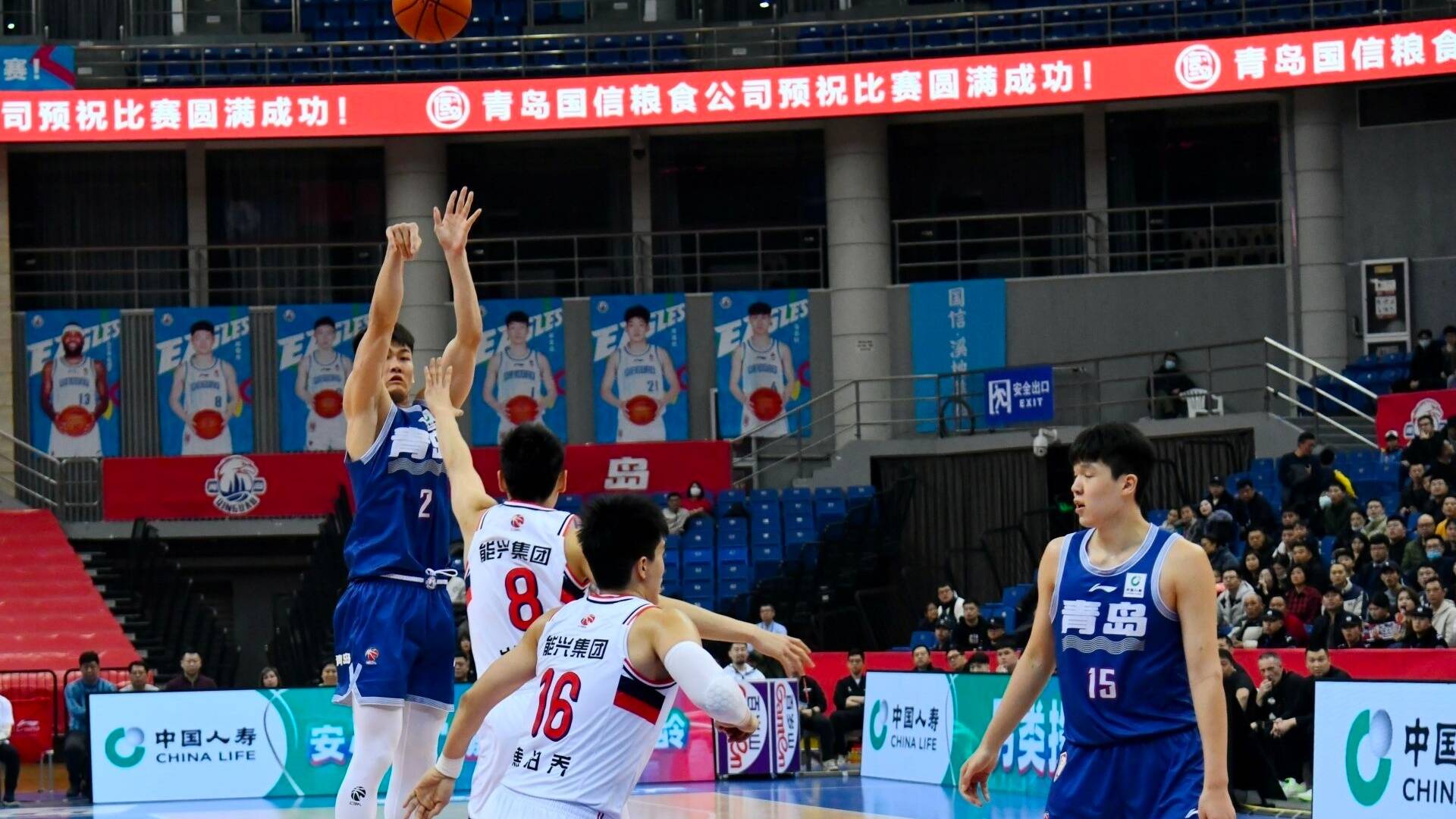 青岛男篮主场92:85拿下关键战，教练刘维伟：防守才是赢球关键