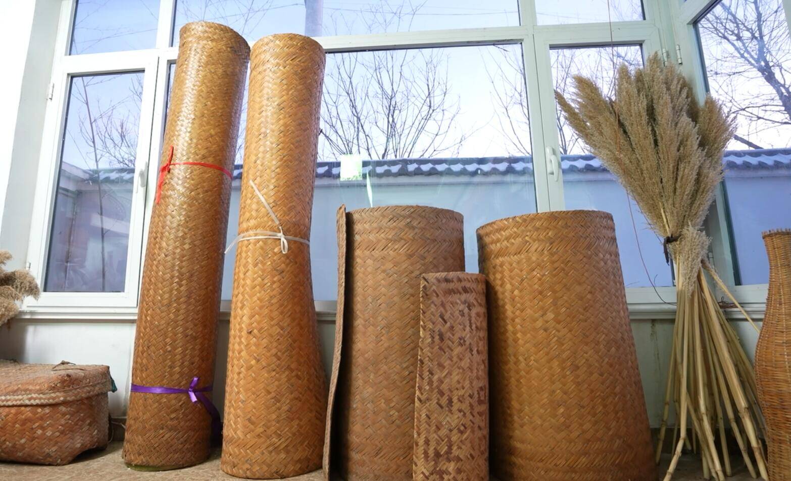 如今随着社会的发展,这种芦苇编织的炕席也逐渐退出了历史舞台.