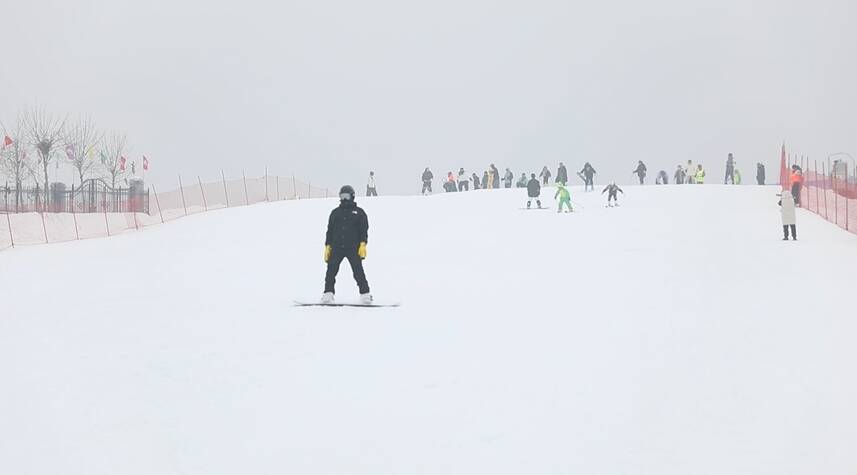 邹城：元旦假期体验滑雪 感受冰雪运动魅力 