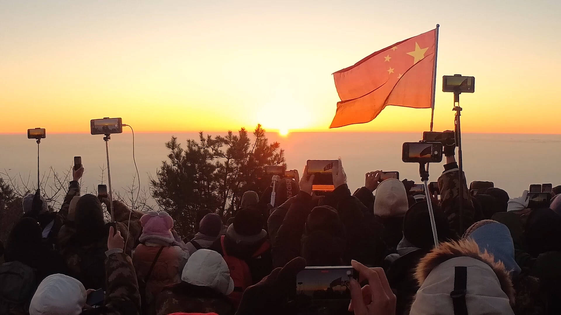 共赴“云海日出” 近万名游客泰山山巅迎接新年第一缕阳光