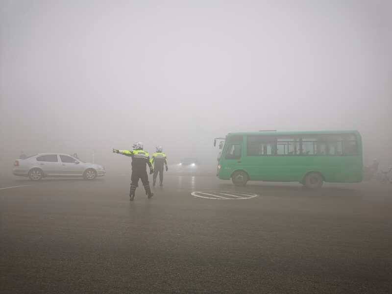 济宁发布大雾橙色预警 市民出行注意防范
